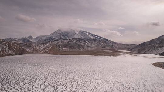 南疆 白沙山 湖 冬季 雪山 冰湖 穿越机