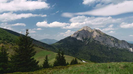 在阿尔卑斯山徒步旅行阳光明媚的夏季自然与蓝天上的白云景观