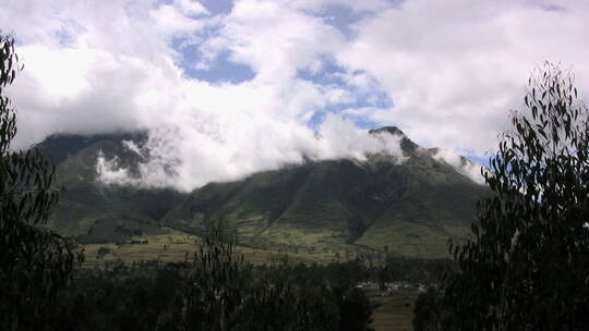 厄瓜多尔火山和多云的天空