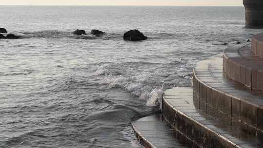 青岛海滨海浪冲击海岸浪花飞溅