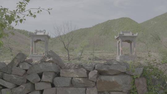 古代石头建造寺庙遗址周边散落的建筑构件