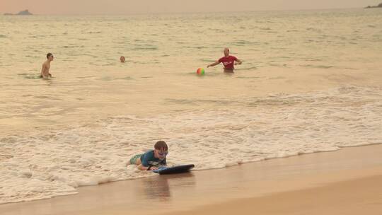 海边玩耍冲浪的小朋友