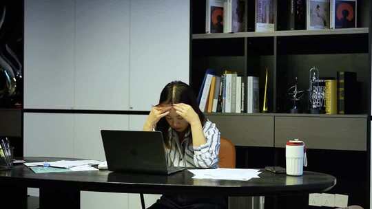 女人创业难 加班熬夜工作