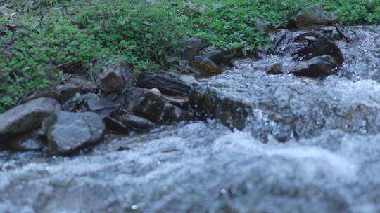 山间溪流