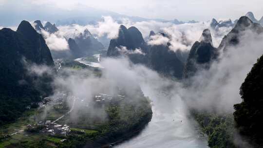 桂林山水烟雨漓江延时拍摄