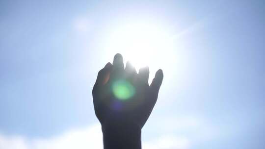 手握阳光穿过指缝手握住拳头伸手遮住太阳光视频素材模板下载