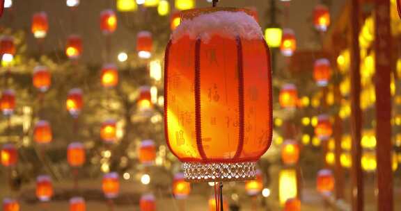 雪中的红灯笼新年春节瑞雪兆丰年