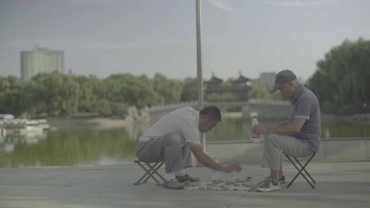 两位老人在河边下象棋
