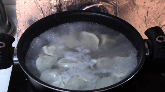 沸水锅里煮饺子