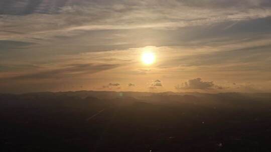 日出时分山峦云海景观