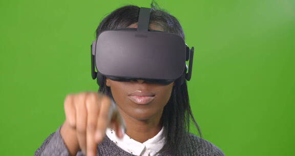 绿幕里带着VR眼镜的女人