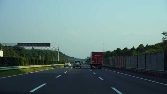 开车行驶在高速公路驾驶第一视角车窗外风景