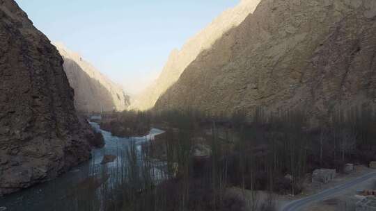 航拍新疆南疆帕米尔高原大气苍凉公路景色