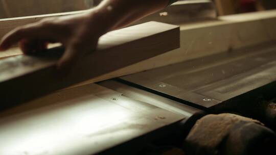 木匠制作手工雕刻花纹视频素材模板下载