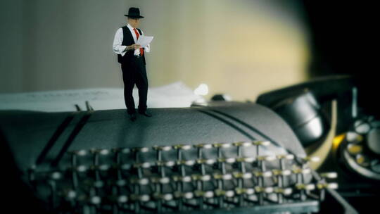 男人站在打字机上踱步阅读