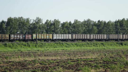 夏季，铁路车厢沿着西伯利亚大铁路移动