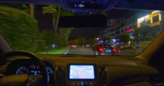 夜间开车行驶在城市道路视角