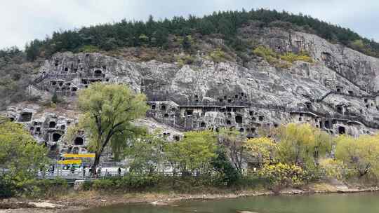 龙门石窟山体洞穴景观