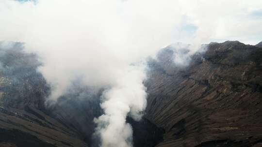 活火山冒出浓烟