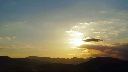 傍晚山峰日落延时唯美夕阳乡村黄昏天空晚霞