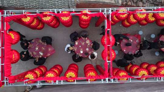 红灯笼下人们聚餐场景素材