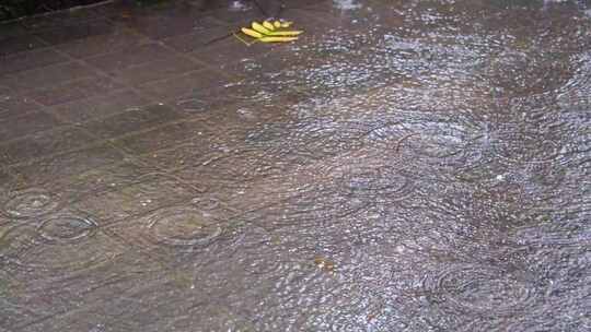 城市马路道路下雨天雨水雨滴大自然风景风光