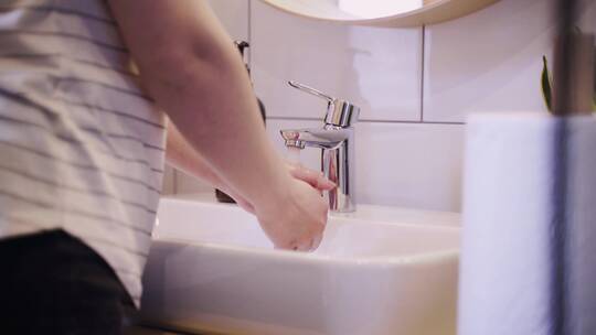 用肥皂和水彻底洗手的人视频素材模板下载