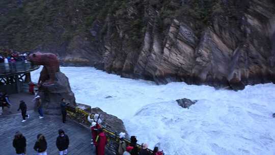 湍急河流边的游客观景景象