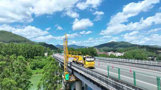 高速公路养护道路航拍高速养护公路维护车辆