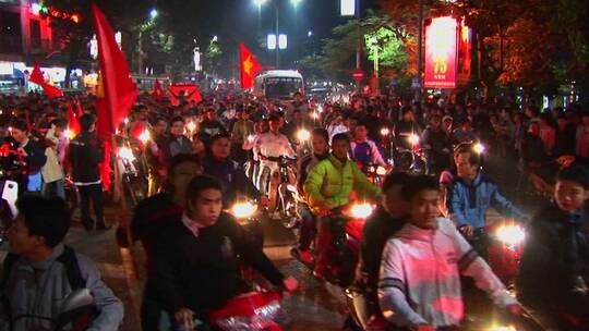 市民们骑悬挂越南国旗的摩托车