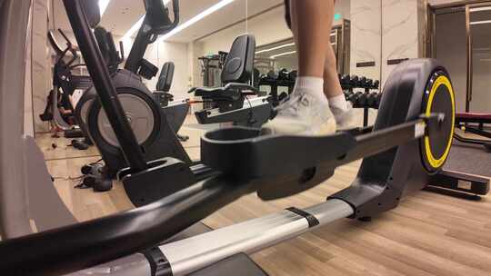 男子健身房骑动感单车锻炼