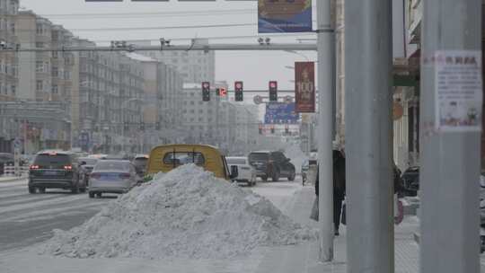 黑龙江牡丹江市城市道路旁被清扫的积雪