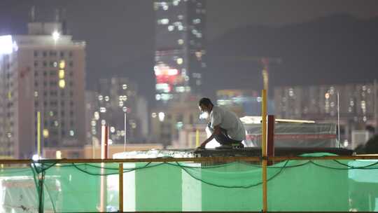 夜晚工地的工人加班工作视频素材模板下载