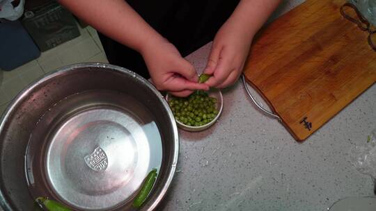 清洗豌豆青豆处理食材