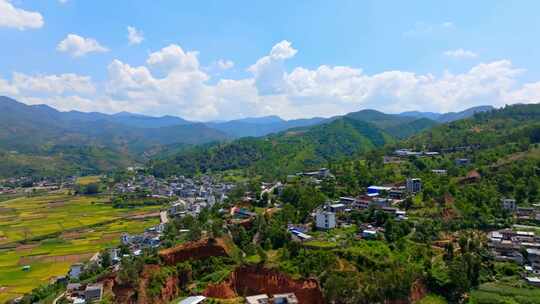 云南大理白族南涧彝族西山村村落田地航拍