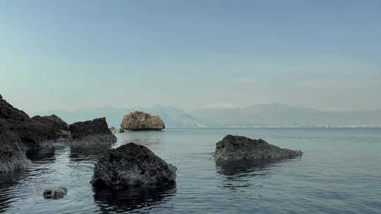 海浪、岩石和山景