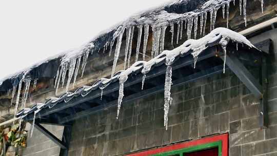 冬天下雪雪花飘落中式建筑