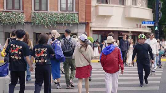 武康大楼的行人 武康大楼 上海人文