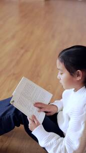 4K升格实拍坐在图书馆认真阅读的女孩竖屏