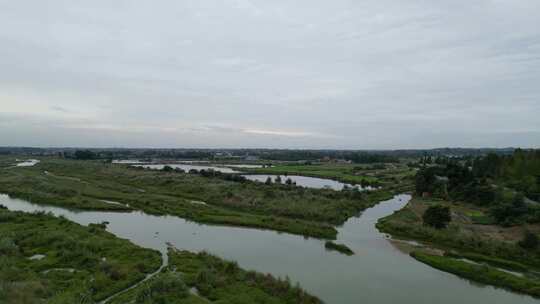 四川盆地九月河道田野平原样貌