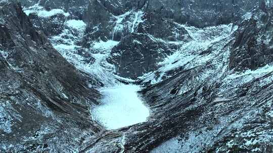 高山湖泊间蜿蜒道路的自然风光