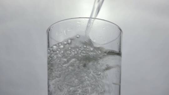 玻璃水杯中倒水