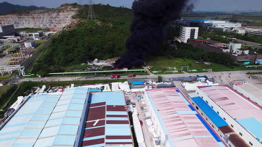 航拍公路旁真实火灾现场浓烟滚滚遮天蔽日