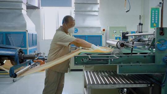 橡胶工厂视频白色生橡胶拉伸拉长生产线