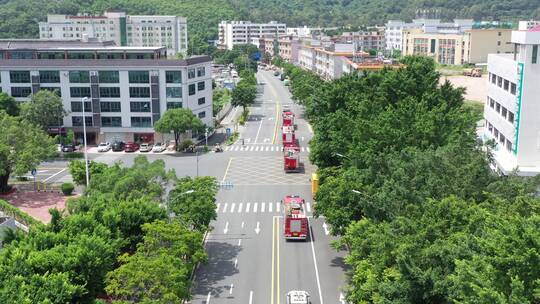 航拍消防车出警在公路上行驶07