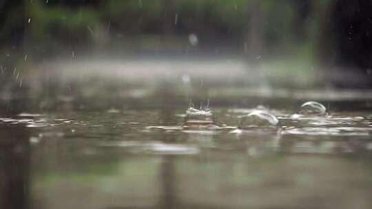 雨滴落在地上特写镜头