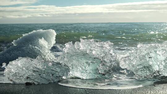 黑沙滩上的冰块 碎冰视频素材模板下载