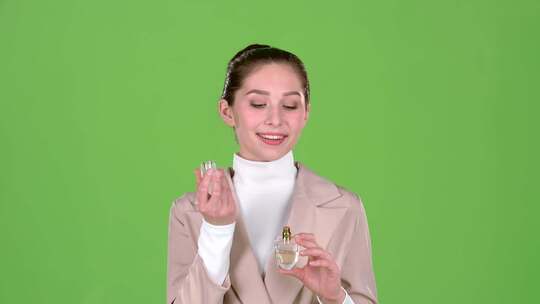 女人在绿色屏幕前喷香水