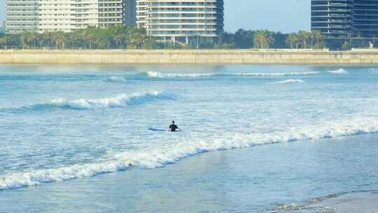 4K拍摄海南万宁石梅湾海上运动员冲浪