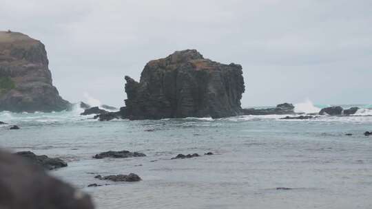 岩石边海浪波涛汹涌